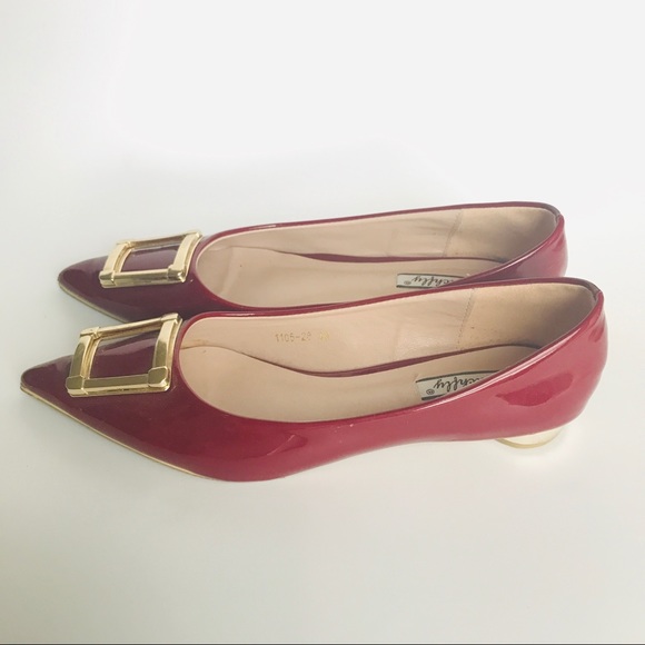 Red Pointed Leather Flats With Gold Buckle - Picture 5 of 6